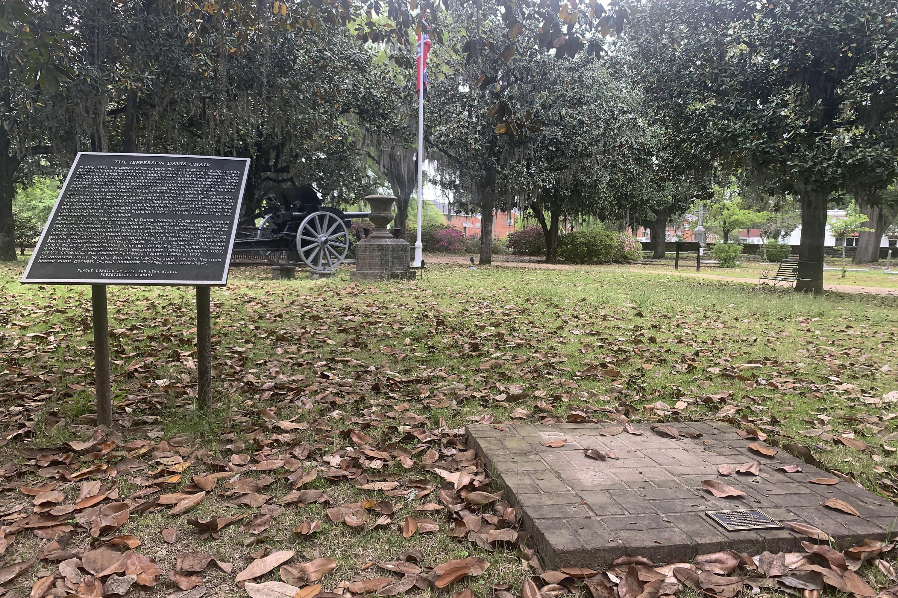 Strange theft of Confederate chair mystifies Alabama town - Vimarsana News