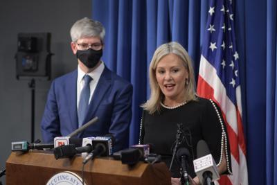 La fiscal del condado Oakland, Karen McDonald, habla sobre el tiroteo en una escuela de Michigan, el 3 de diciembre de 2021. Ethan Crumbley, de 15 años, está acusado de matar a cuatro estudiantes en el tiroteo del 30 de noviembre. (Max Ortiz/Detroit News via AP)