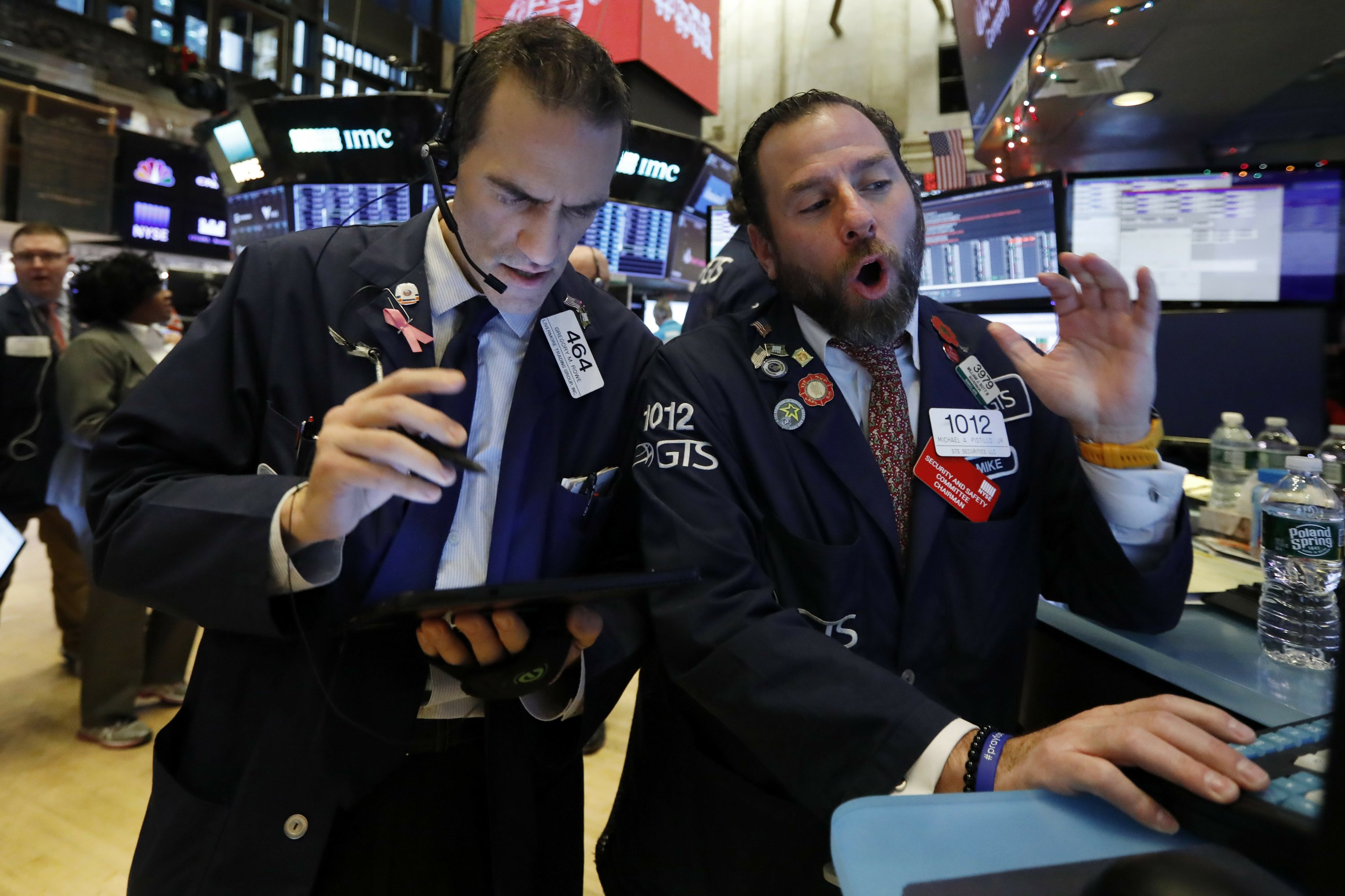 Wall Street cierra con ganancias tras alza de contrataciones AP News