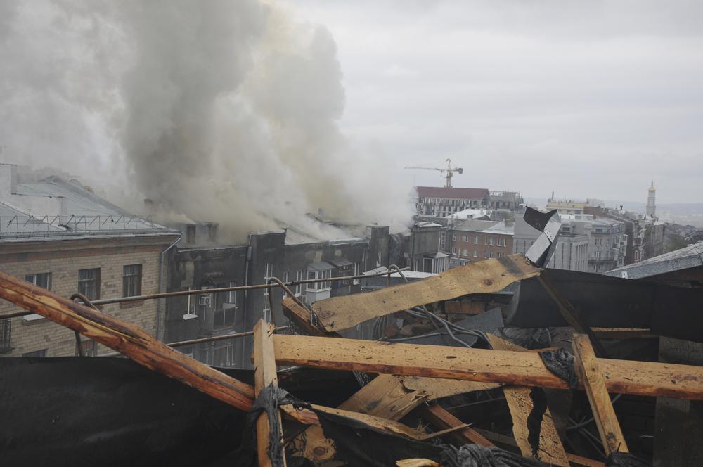 Una columna de humo se eleva sobre un edificio de apartamentos después de un ataque ruso en Kharkiv, Ucrania, el domingo 17 de abril de 2022. (Foto AP/Andrew Marienko)