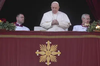 El papa Francisco ofrece su bendición Urbi et Orbi ("a la ciudad y al mundo", en latín) del día de Navidad desde el balcón principal de la Basílica de San Pedro, en el Vaticano, el domingo 25 de diciembre de 2022. Latin por 'a la ciudad y al mundo' ) Bendición de Navidad desde el balcón principal de St. (AP Foto/Gregorio Borgia)