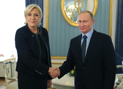 El presidente ruso Vladimir Putin estrecha la mano de la candidata presidencial francesa de ultraderecha, Marine Le Pen, en el Kremlin en Moscú, Rusia, el 24 de marzo de 2017. (Mikhail Klimentyev, Sputnik, Kremlin Pool Photo via AP, File)