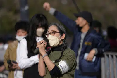 Una mujer canta consignas durante una protesta contra el gobierno por usar la energía nuclear, uniéndose a otros reunidos frente a la residencia oficial del primer ministro en Tokio, el sábado 11 de marzo de 2023, en el décimo aniversario de un desastre tras un devastador terremoto y tsunami en la región japonesa de Tohoku. (AP Photo/Hiro Komae)