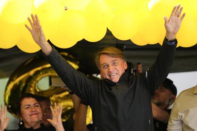 El presidente brasileño Jair Bolsonaro saluda a sus partidarios durante un acto de campaña el martes 16 de agosto de 2022, en Juiz de Fora, Brasil. (AP Foto/Silvia Izquierdo)