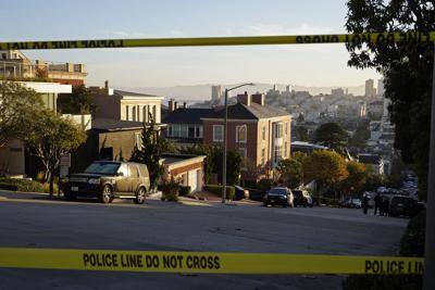 Cinta policial impide el paso en una calle afuera de la casa de la presidenta de la Cámara de Representantes de Estados Unidos, Nancy Pelosi, y su esposo Paul Pelosi en San Francisco, el viernes 28 de octubre de 2022. (AP Foto/Eric Risberg)