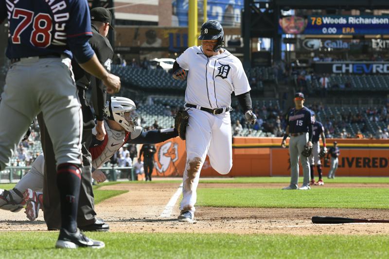 Miguel Cabrera, de los Tigres de Detroit, es puesto out en el plato por el catcher de Mellizos de Minnesota Ryan Jeffers durante la primera entrada del juego de béisbol, el domingo 2 de octubre de 2022, en Detroit.  (AP Foto/José Juárez)