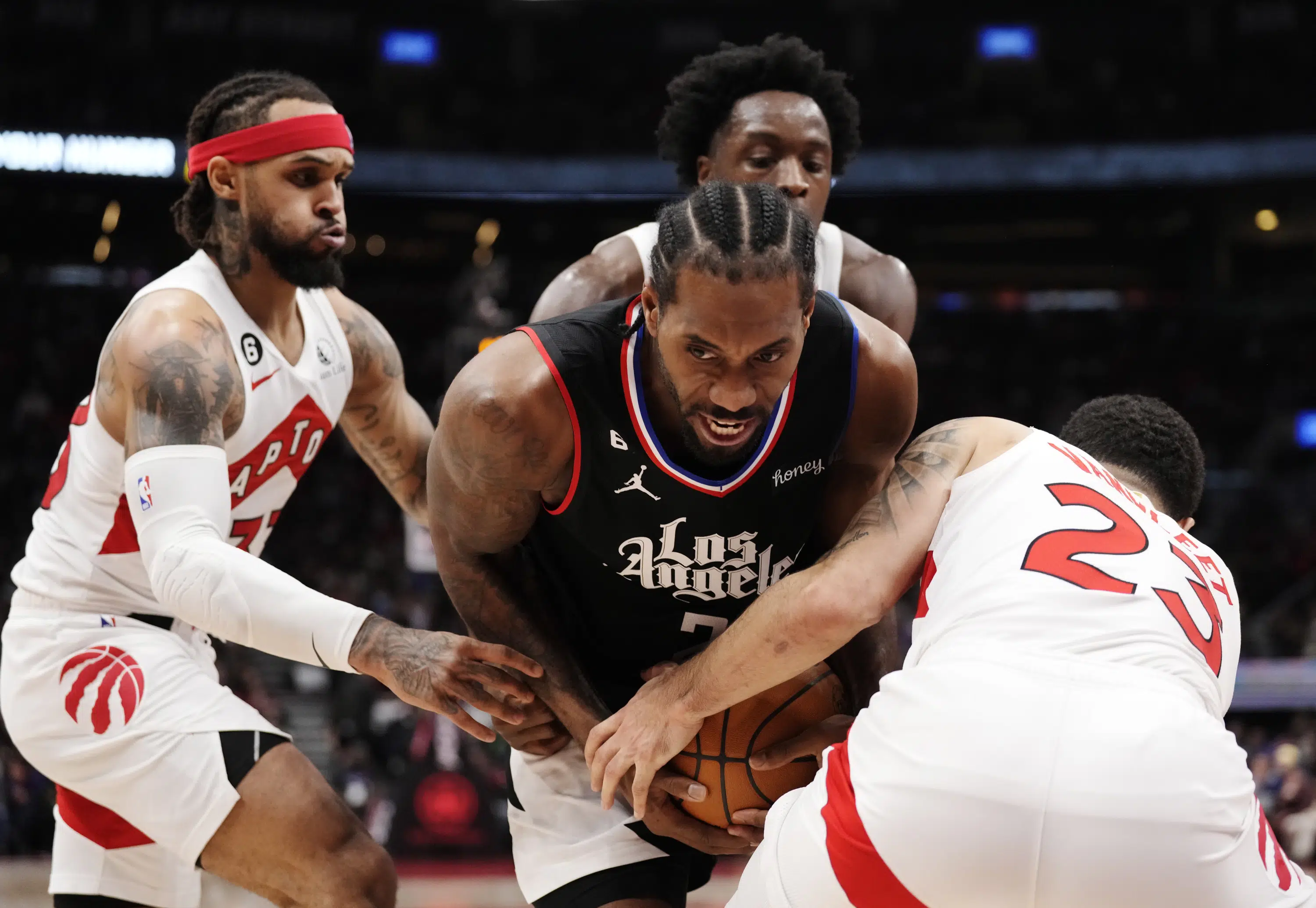 Sombra raya Al frente George scores 23, Clippers beat Raptors for 7th win in 9 | AP News