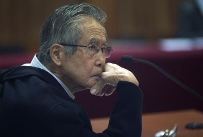 ARCHIVO - El expresidente peruano Alberto Fujimori, fotografiado a través de un cristal, asiste a su juicio en una base policial el 28 de junio de 2016, en las afueras de Lima, Perú. (AP Foto/Martín Mejía, archivo)