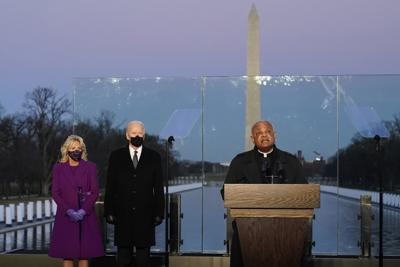 ARCHIVO - En esta fotografía de archivo del martes 19 de enero de 2021, el presidente electo Joe Biden y su esposa, Jill, escuchan al cardenal Wilton Gregory, arzobispo de Washington, pronunciar las preces durante una ceremonia en honor de las víctimas del COVID-19 en el Estanque Reflectante del Monumento a Lincoln, en Washington. (AP Foto/Alex Brandon, archivo)