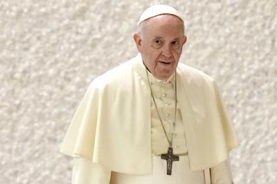 Foto de archivo del 1 de setiembre de 2021 del papa Francisco arribando a su audiencia general semanal en la Sala Pablo VI en el Vaticano. (AP Foto/Andrew Medichini, Archivo)