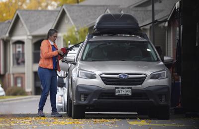 Una persona le echa gasolina a su carro en Arvada, Colorado, el 26 de octubre del 2021. (AP Foto/David Zalubowski)