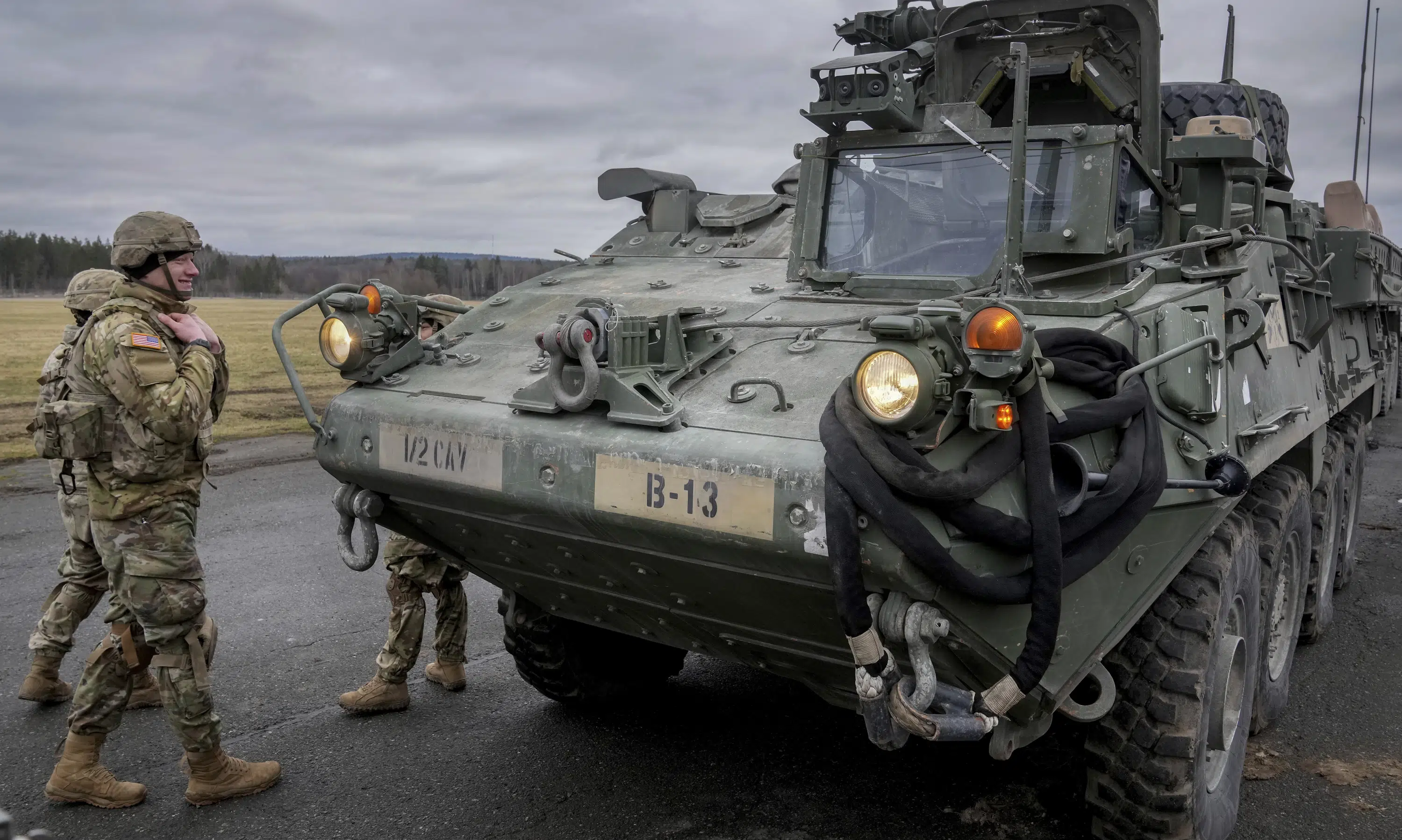 Strykers und Bradleys wahrscheinlich in riesigem US-Hilfspaket für die Ukraine
