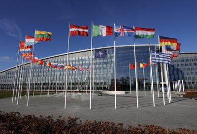 ARCHIVO - Banderas ondeando en el viento ante la sede de la OTAN en Bruselas, el 7 de febrero de 2022. (AP Foto/Olivier Matthys, Archivo)