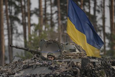 Efectivos ucranianos se movilizan en un vehículo blindado donde había una posición rusa que fue derrotada, el jueves 31 de marzo de 2022, en las afueras de Kiev, Ucrania. (AP Foto/Vadim Ghirda)