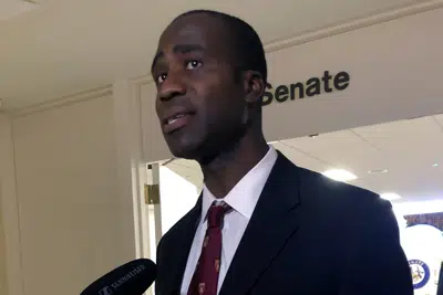 ARCHIVO - El Dr. Joseph Ladapo habla con periodistas después de que el Senado de Florida confirmó su nombramiento como cirujano general del estado el 23 de febrero de 2022, en Tallahassee, Florida. Las agencias de salud de los Estados Unidos han enviado una carta al cirujano general de Florida, advirtiéndole que sus afirmaciones sobre los riesgos de COVID-19 son perjudiciales para el público. La carta de la Administración de Alimentos y Medicamentos de los Estados Unidos y los Centros para el Control y la Prevención de Enfermedades fue enviada a Ladapo el viernes 10 de marzo de 2023. (AP Photo/Brendan Farrington, Archivo)