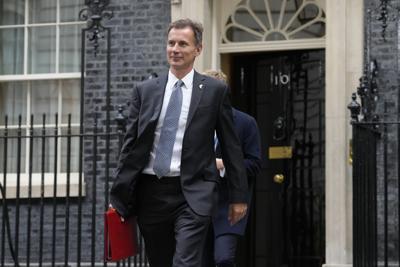 Jeremy Hunt, jefe del Tesoro británico, sale de la residencia oficial del primer ministro tras una reunión del gobierno, la primera celebrada por el nuevo primer ministro, Rishi Sunak, en Londres, el miércoles 26 de octubre de 2022. (AP Foto/Kirsty Wigglesworth)