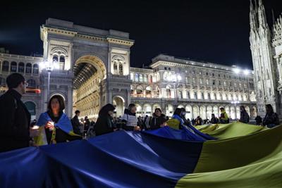 Personas en una manifestación contra la invasión rusa en Ucrana en la Piazza Duomo en Milán, Italia, el martes 1 de marzo de 2022. La Bienal de Venecia dice que está trabajando para asegurarse de que el artista que representa a Ucrania pueda viajar a Italia para exhibir su obra. Pavlo Makov representará a Ucrania con “The Fountain of Exhaustion. Acqua alta” . (Alessandro Bremec/LaPresse via AP)