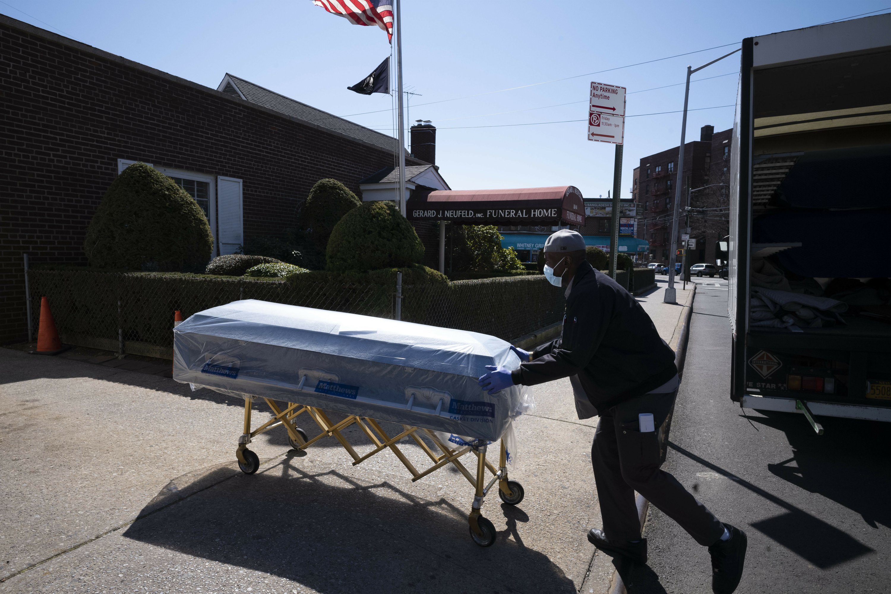 Life expectancy in the US falls a year in the pandemic, most of it since World War II