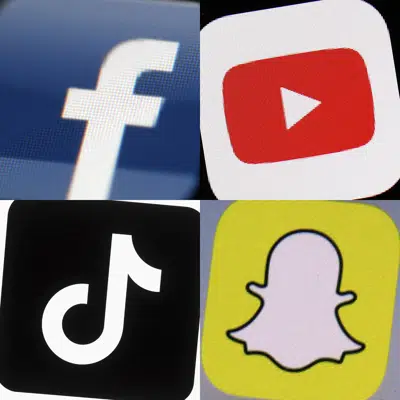 Esta combinación de fotos de 2017 a 2022 muestra los logos de Facebook, YouTube, TikTok y Snapchat en dispositivos móviles. (AP Foto)