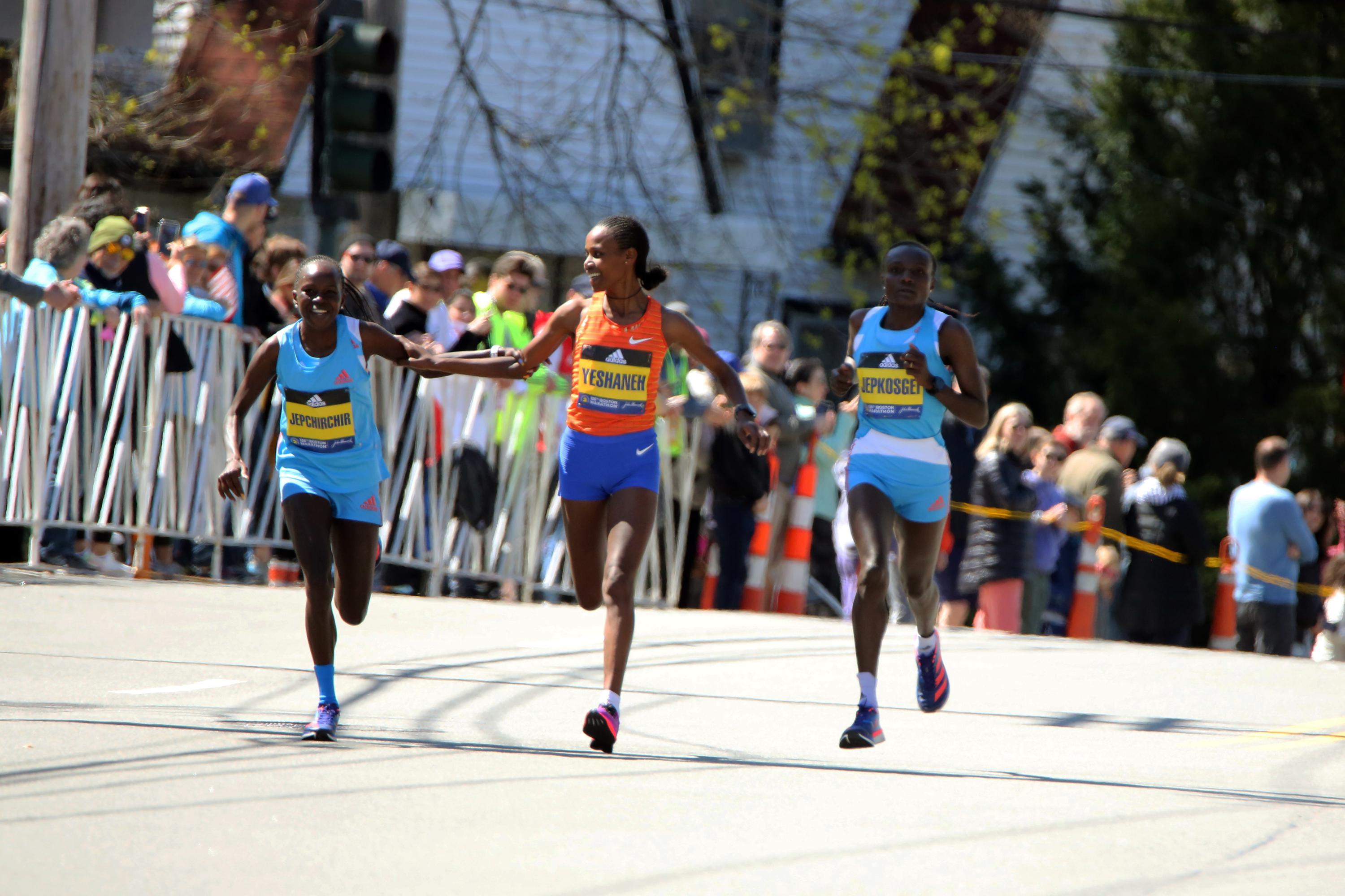 Juara Olimpiade Jepshireshire memenangkan Marathon Boston wanita ke-50