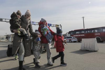 Refugiados de Ucrania entran a Polonia por el cruce de Medyka el 1 de marzo del 2022. (AP Foto/Visar Kryeziu)