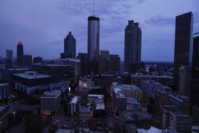 Esta foto del 11 de agosto del 2021 muestra nubes sobre el centro de Atlanta. El Buró del Censo de Estados Unidos emitió su información más detallada sobre cómo ha cambiado el país en el último decenio.  (AP Foto/Brynn Anderson)