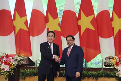 El primer ministro japonés Fumio Kishida (i) con el primer ministro de Vietnam  Pham Minh Chinh en  Hanoi, el 1 de mayo del 2022. (Foto AP/ Hoang Minh)