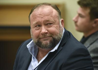 ARCHIVO - El fundador de Infowars, Alex Jones, se presenta en la corte para testificar durante el juicio por difamación sobre la masacre en la escuela Sandy Hook, en la Corte Superior de Connecticut en Waterbury, el jueves 22 de septiembre de 2022. (Tyler Sizemore/Hearst Connecticut Media vía AP, Pool, archivo)