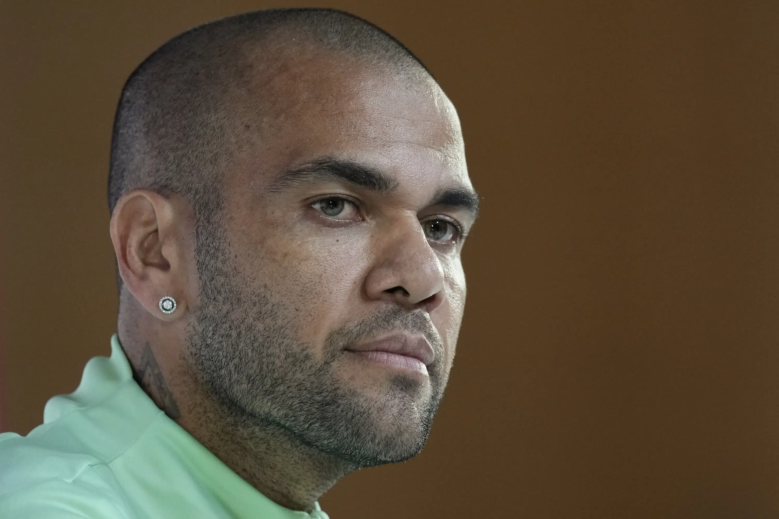 Dani Alves propose de remettre le passeport et de porter un dispositif de repérage