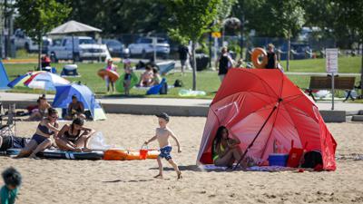 Varias personas disfrutan del calor el martes 29 de junio de 2021 en una playa en Chestermere, Alberta, Canadá. (Jeff McIntosh/The Canadian Press vía AP)