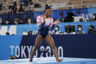 La estadounidense Simone Biles al completar su rutina en la viga de equilibrio en los Juegos Olímpicos de Tokio, el martes 3 de agosto de 2021. (AP Foto/Ashley Landis)