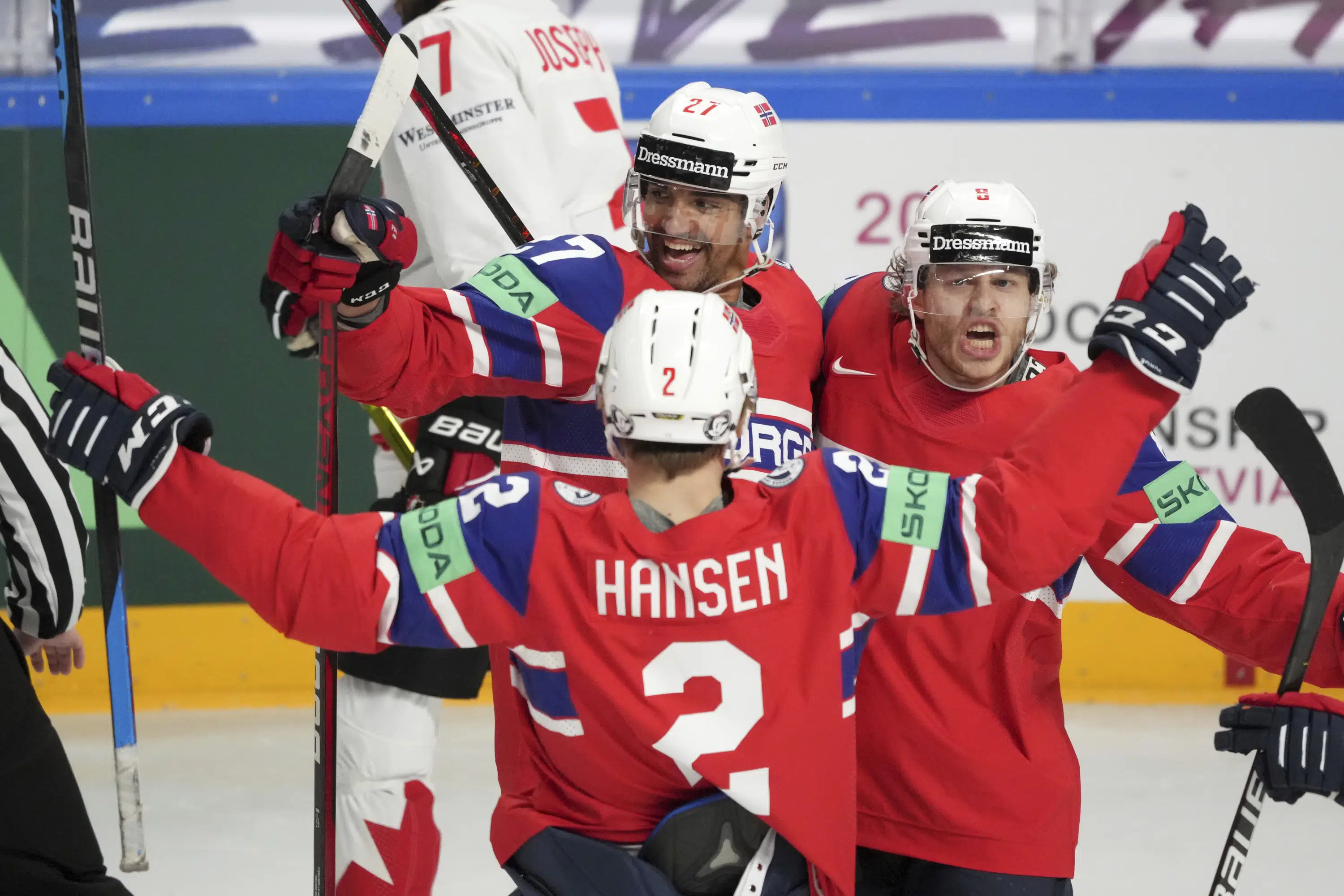 Norge overrasker Canada i shootout, Sverige slår Danmark i ishockeyverdener