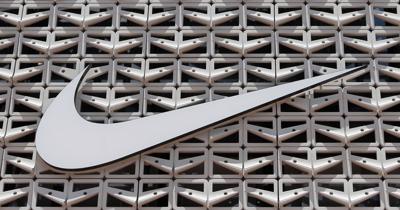 ARCHIVO - El logotipo de Nike cuelga en una tienda en Miami Beach, Florida, el 8 de agosto de 2017. (AP Foto/Alan Diaz, Archivo)