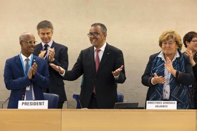 Tedros Adhanom Ghebreyesus, Director General de la Organización Mundial de la Salud (OMS), centro, celebra su reelección, durante la 75ª Asamblea Mundial de la Salud en la sede europea de las Naciones Unidas en Ginebra, Suiza, el martes 24 de mayo de 2022. (Salvatore Di Nolfi/Keystone vía AP)