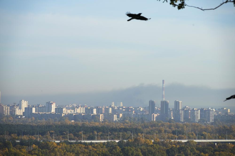 Columnas de humo, tras ataques rusos sobre Kiev, Ucrania, el 18 de octubre de 2022. (AP Foto/Efrem Lukatsky)