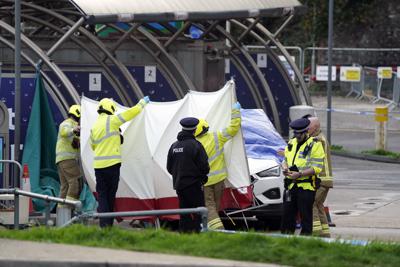 Cuerpos de rescate cerca del centro de migrantes hacia el cual alguien lanzó bombas incendiarias, en Dover, Inglaterra, el 30 de octubre de 2022.  (Gareth Fuller/PA via PA)