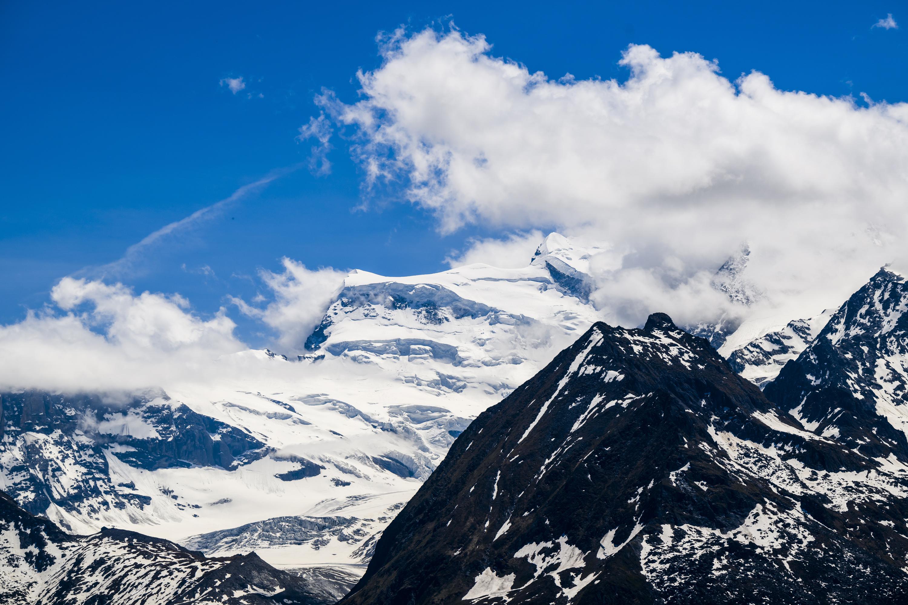 2 killed, 9 injured in ice fall in southern Swiss Alps