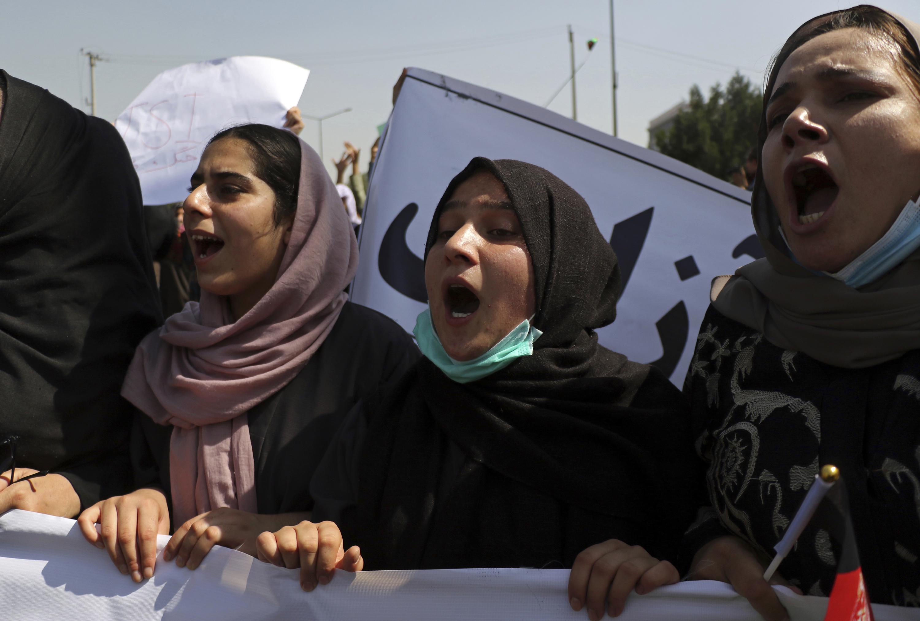 The Taliban block hundreds of abandonment of Afghanistan