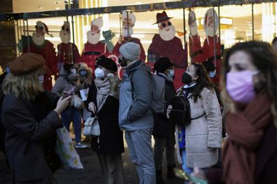 Un grupo de personas en una calle de París el 6 de diciembre del 2021. (Foto AP/Christophe Ena)