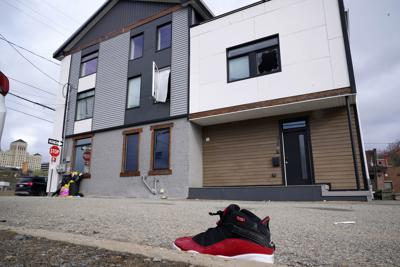 Un zapato deportivo afuera de una casa donde la policía dice que se produjo un tiroteo en Pittsburgh la madrugada del domingo 17 de abril de 2022. (AP Foto/Gene J. Puskar)