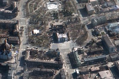 Esta imagen de satélite proporcionada por Maxar Technologies el sábado 19 de marzo de 2022 muestra las consecuencias del ataque aéreo contra el teatro Drama de Mariúpol, Ucrania y la zona que lo rodea. (Imagen de satélite ©2022 Maxar Technologies vía AP)