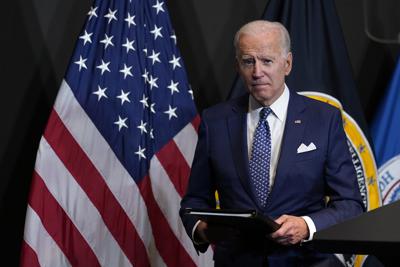 El presidente Joe Biden luego de pronunciar un discurso en la Oficina del Director Nacional de Inteligencia, en McLean, Virginia, el martes 27 de julio de 2021. (AP Foto/Susan Walsh)