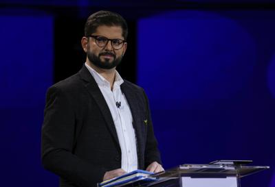 El candidato presidencial chileno Gabriel Boric de la coalición Apruebo Dignidad participa en un debate presidencial en Santiago, Chile, el lunes 15 de noviembre de 2021. Chile celebrará sus elecciones presidenciales el 21 de noviembre.  (AP Foto / Esteban Felix, Piscina)