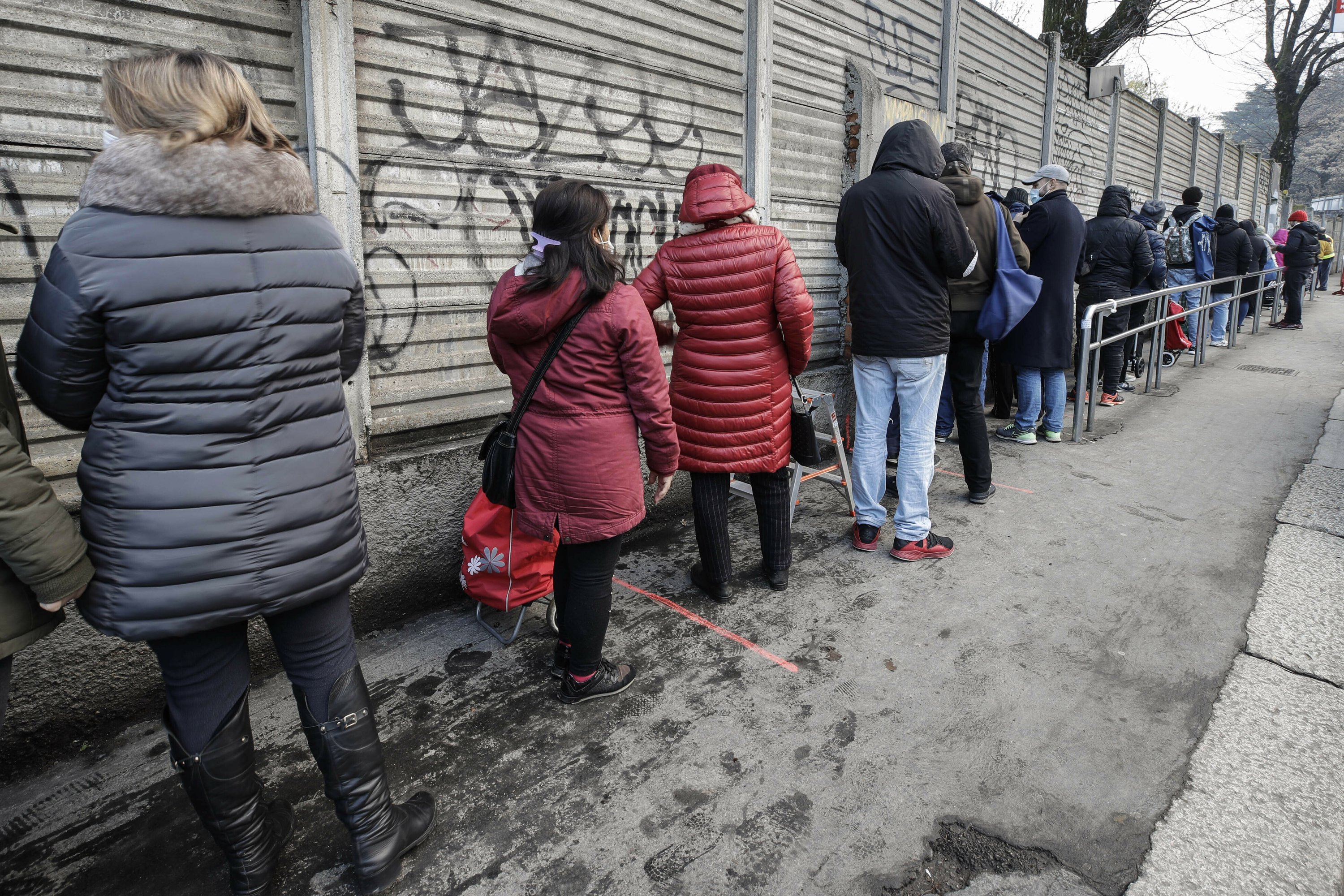 The pandemic exposes the vulnerability of the “new poor” Italians