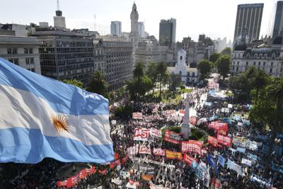 ARCHIVO - Manifestantes se reúnen en el Plazo de Mayo para protestar contra cualquier tipo de futuro acuerdo con el Fondo Monetario Internacional, en Buenos Aires, Argentina, el 11 de diciembre de 2021. (AP Foto/Natacha Pisarenko, Archivo)