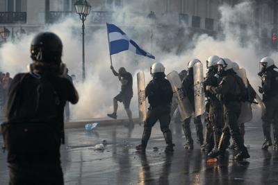 La policía de Grecia usa gas lacrimógeno para dispersar a unos manifestantes durante un mitin en la plaza Sintagma, en el centro de Atenas, el miércoles 21 de julio de 2021. (AP Foto/Yorgos Karahalis)