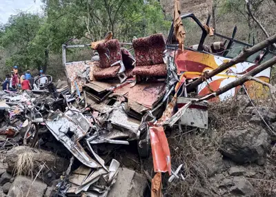 Policías y rescatistas inspeccionan los restos de un bus de pasajeros accidentado cerca de Khopoli, a unos 70 kilómetros (43 millas) de Mumbai, India, el 15 de abril de 2023. (AP Foto)