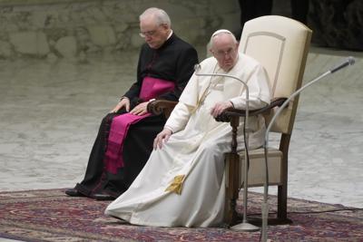 El papa Francisco se toda la rodilla derecha durante su audiencia general semanal, en el Vaticano, el 2 de marzo de 2022. (AP Foto/Gregorio Borgia)