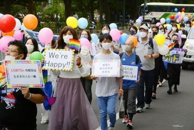 Simpatizantes de la comunidad LGBTQ marchan por las calles de Sapporo, Japón, en esta fotografía de archivo del 12 de septiembre de 2020. (Kyodo News vía AP)