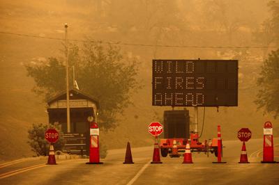 Conos de plástico bloquean la entrada al Parque Nacional de las Secuoyas, en California, porla cercanía de un incendio, el 15 de septiembre de 2021. (AP Foto/Noah Berger)